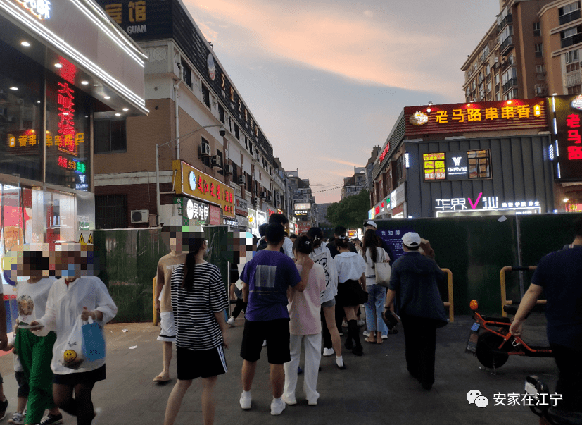 南京托乐嘉夜市盛况空前，夜色璀璨新篇章